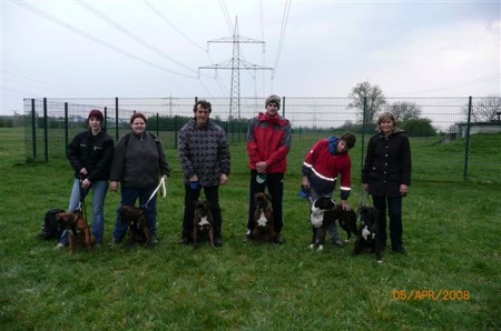 von links Conny (Chayenne), Cessy, Mama Cindy, Tanten Amber und Arabella, Cassis (Emma)